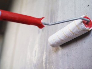 Как выбрать подходящий инструмент для покрытия стен грунтовкой?